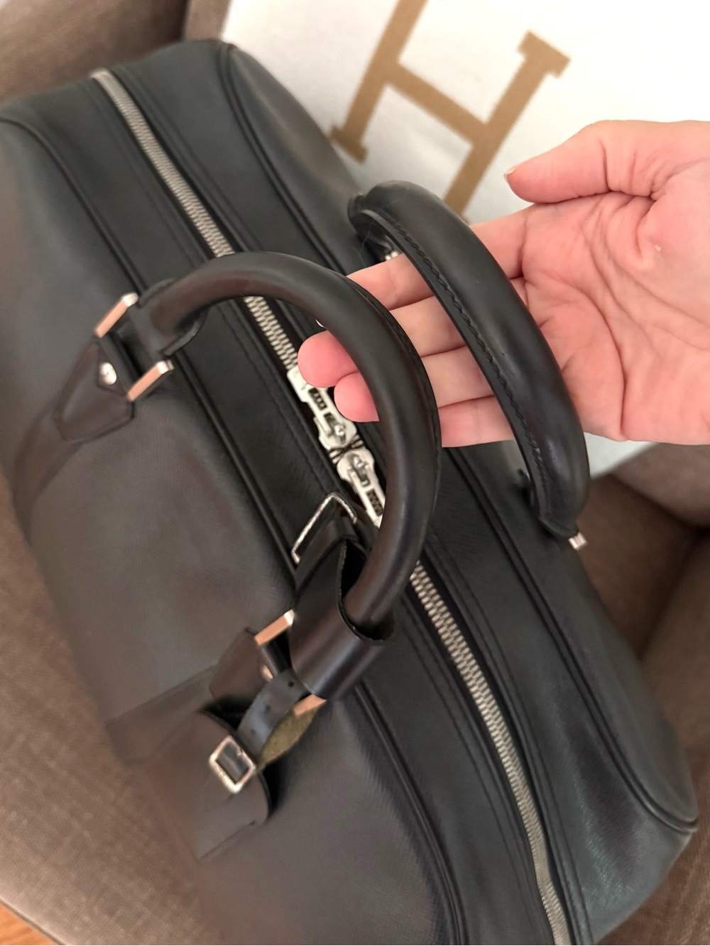 Authentic LOUIS VUITTON Taiga Kendall PM unisex travel bag M30122 LV black - Picture 15 of 15